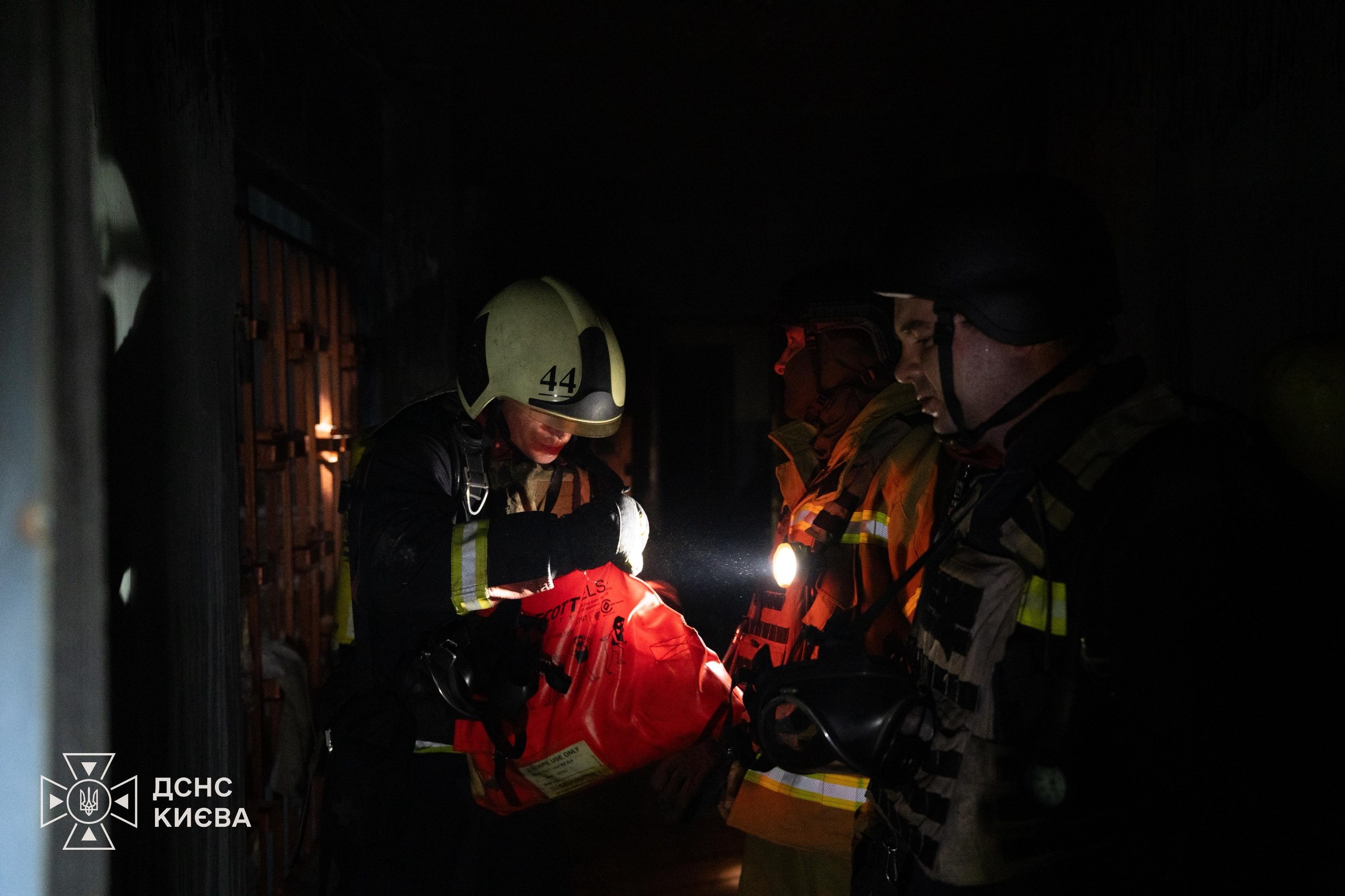 Рятувальники показали наслідки удару по багатоповерхівці в Києві фото 6