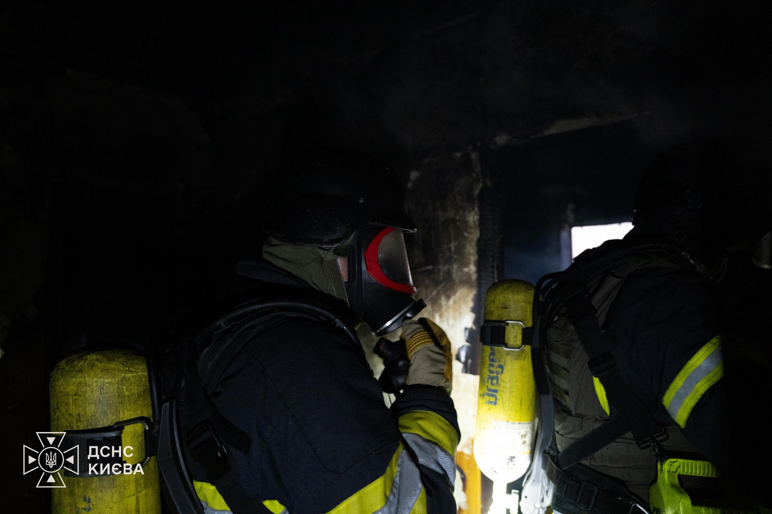 Рятувальники показали наслідки удару по багатоповерхівці в Києві фото 3
