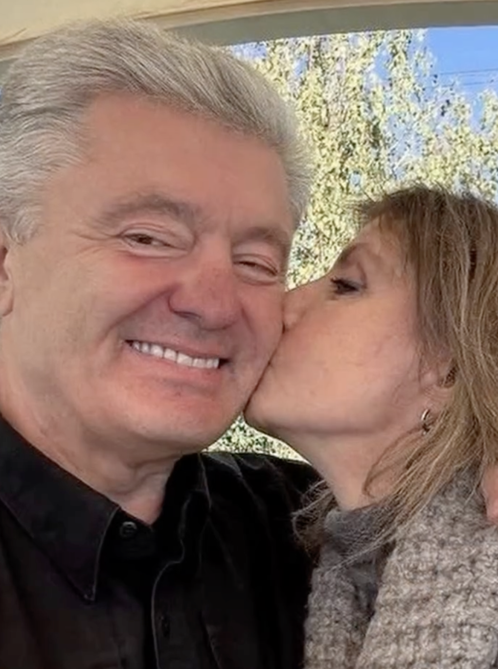 «Дорогий Петро Олексійовичу, тобі було лише 18» . Дружина привітала Порошенка з днем народження архівними фото фото 6