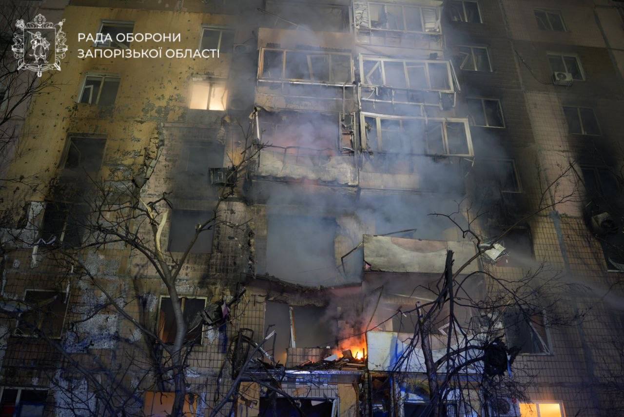 Ворог атакував Запоріжжя: горить ТЦ, пошкоджено університет фото 1