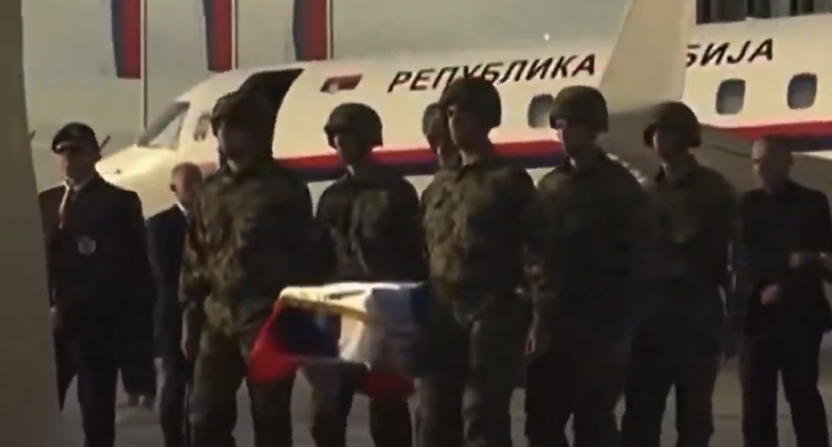 «Боснійський м’ясник»: труну Младича з почестями доставили до Сербії фото 1