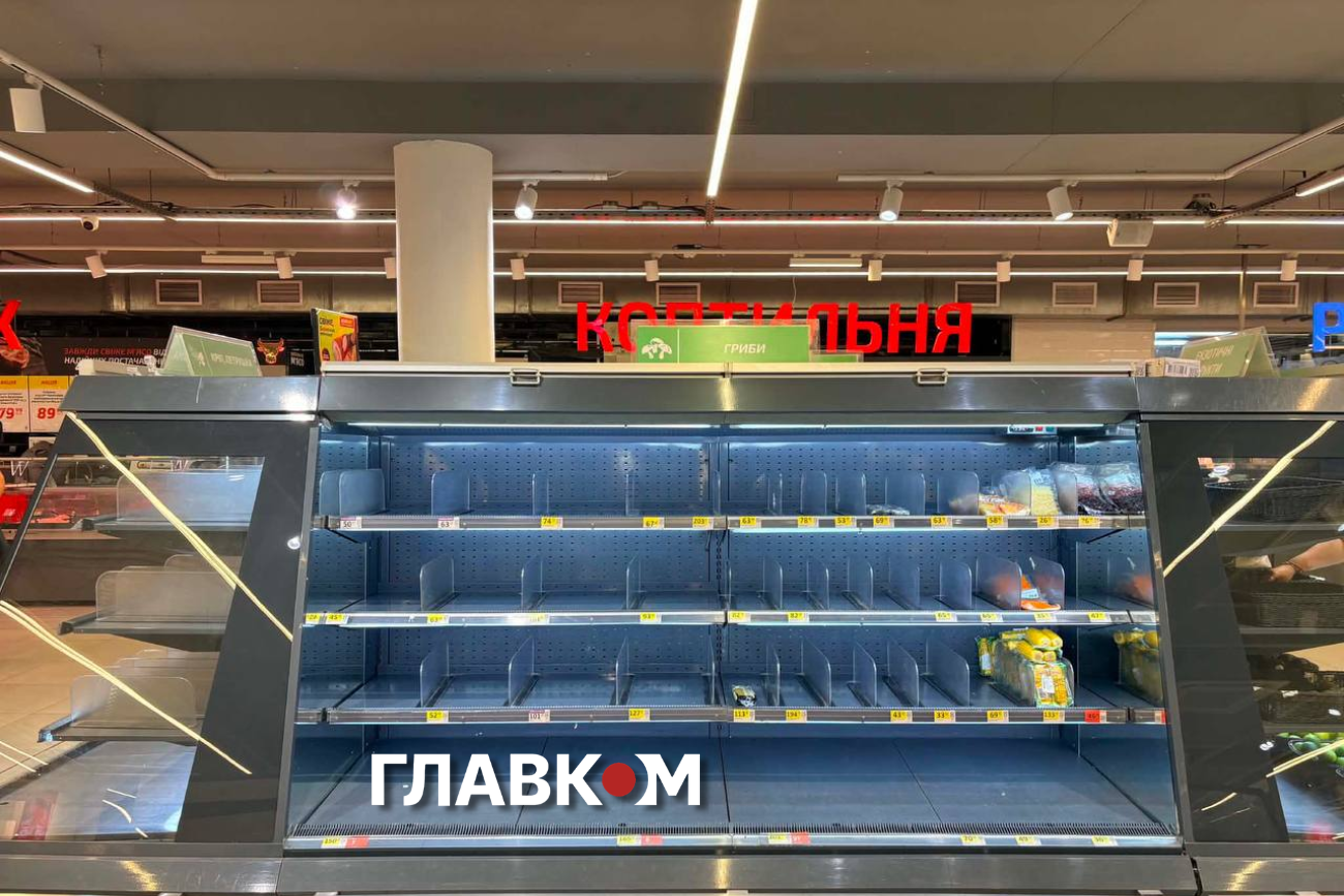 Порожній стелаж із грибами