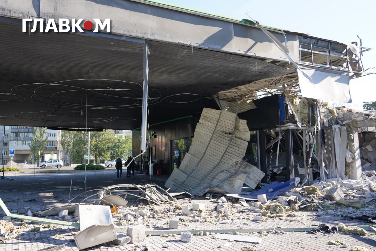 Уламки засипали торговельне приміщення АЗС
