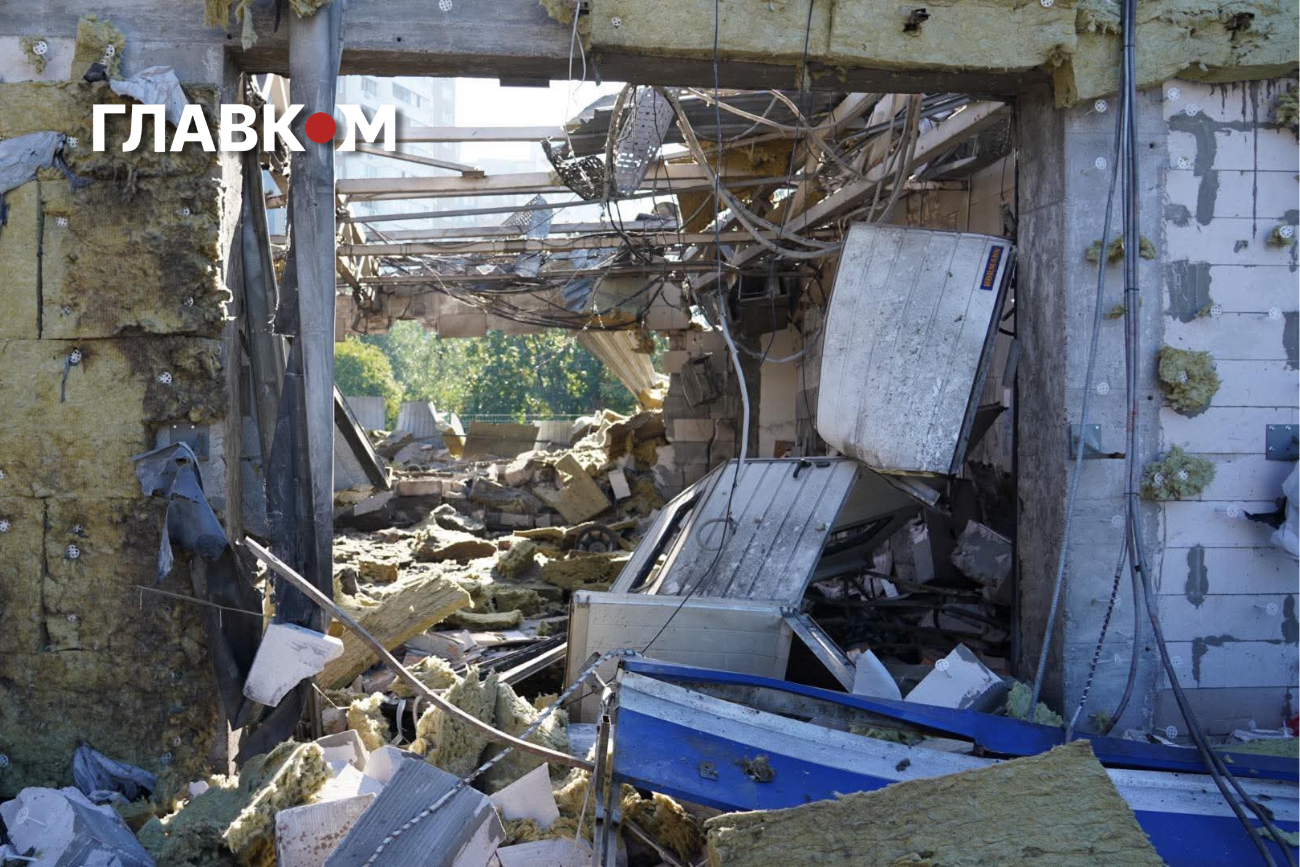 Удар по АЗС у Києві. Російські терористи зруйнували цивільний об’єкт (фоторепортаж) фото 1