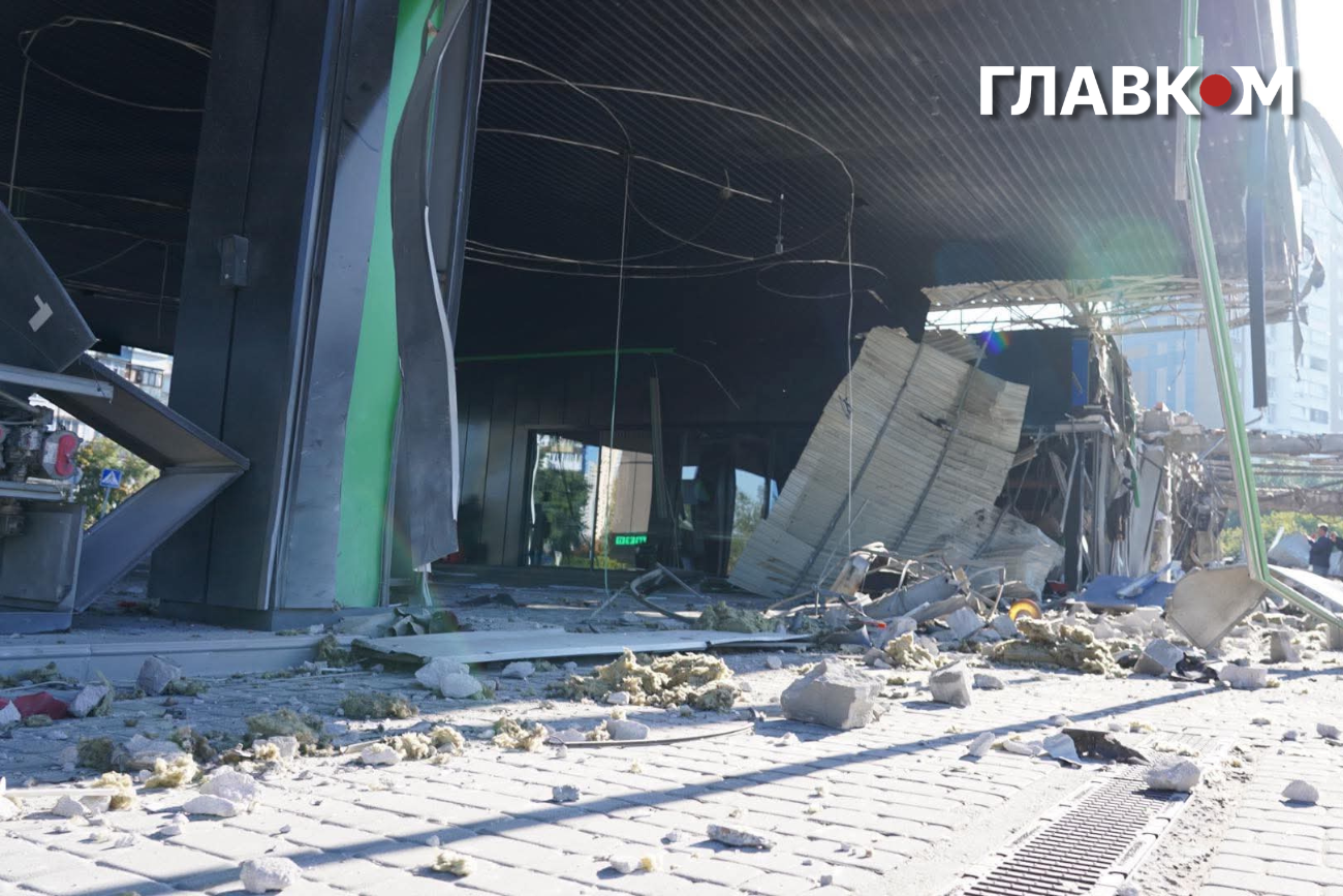 Значна частина будівлі біля заправки була зруйнована