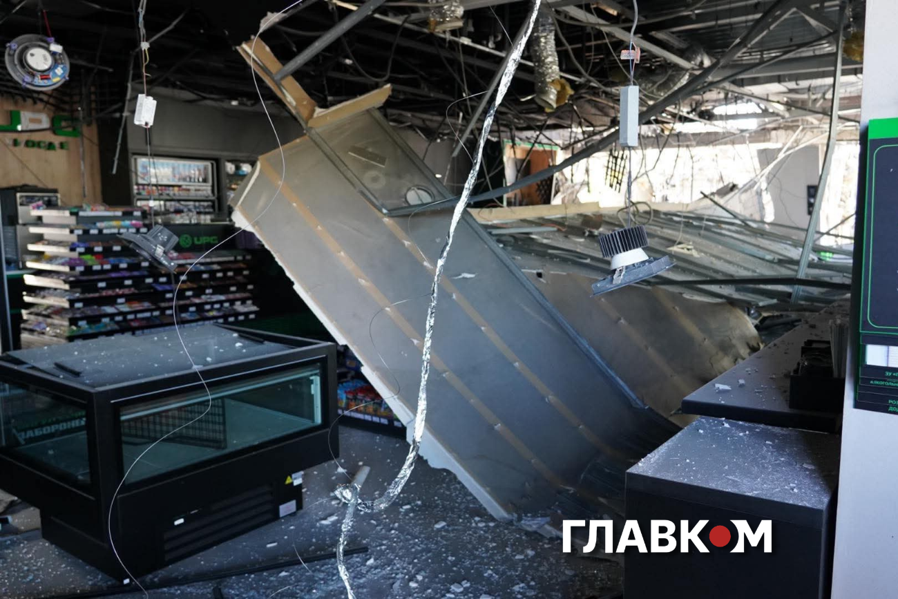 Усередині магазину обвалилися частини стелі та конструкцій