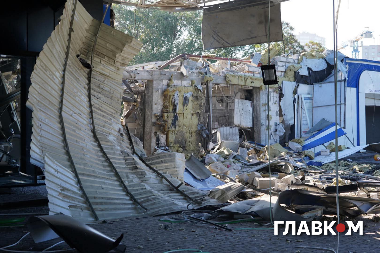 На місці удару залишилися зруйновані стіни та металеві конструкції