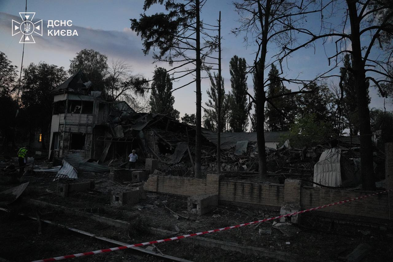 Нічна атака на столицю. Рятувальники показали наслідки фото 1