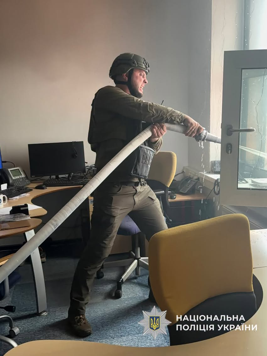 Атака на тютюнову фабрику в Прилуках. Поліція показала кадри з місця удару фото 2