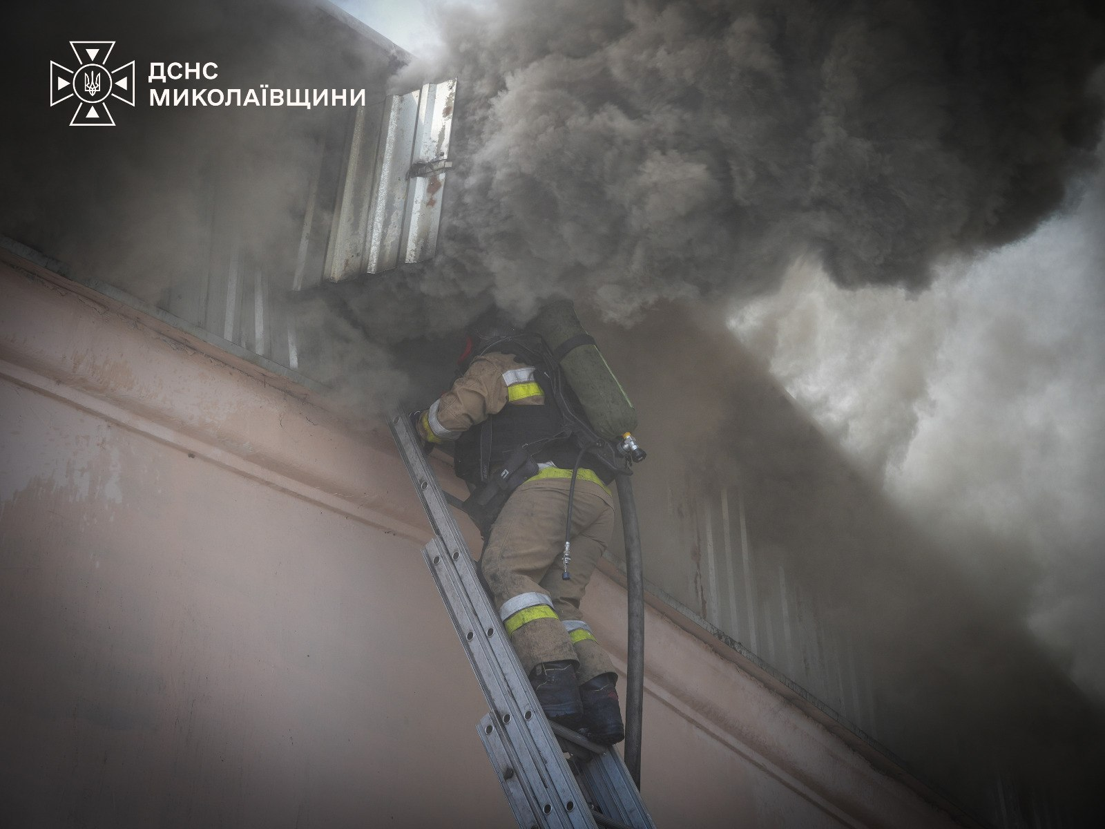 У Миколаєві росіяни атакували відділення пошти та склади, де зберігалися овочі фото 4