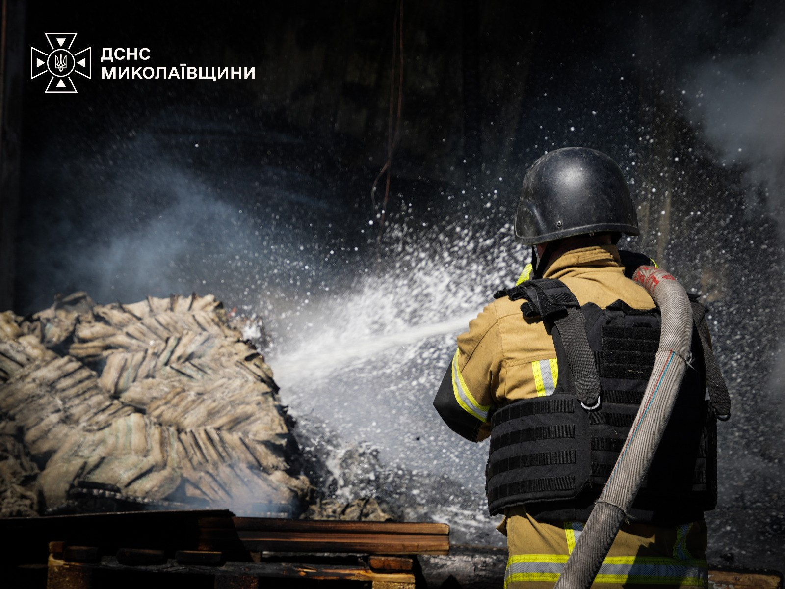 У Миколаєві росіяни атакували відділення пошти та склади, де зберігалися овочі фото 6