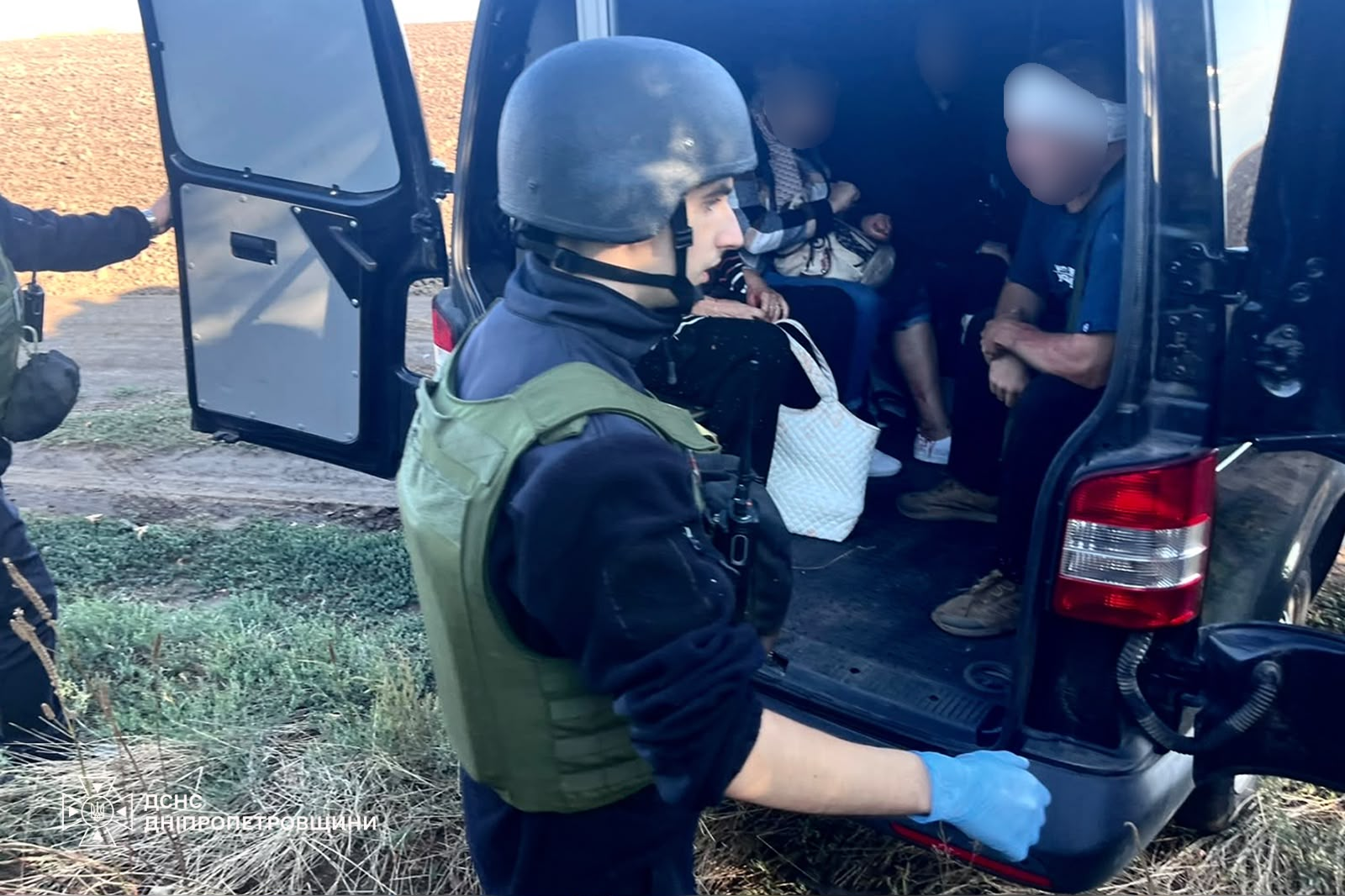 Смертельний удар по рейсовому автобусу на Нікопольщині: рятувальники показали наслідки фото 3