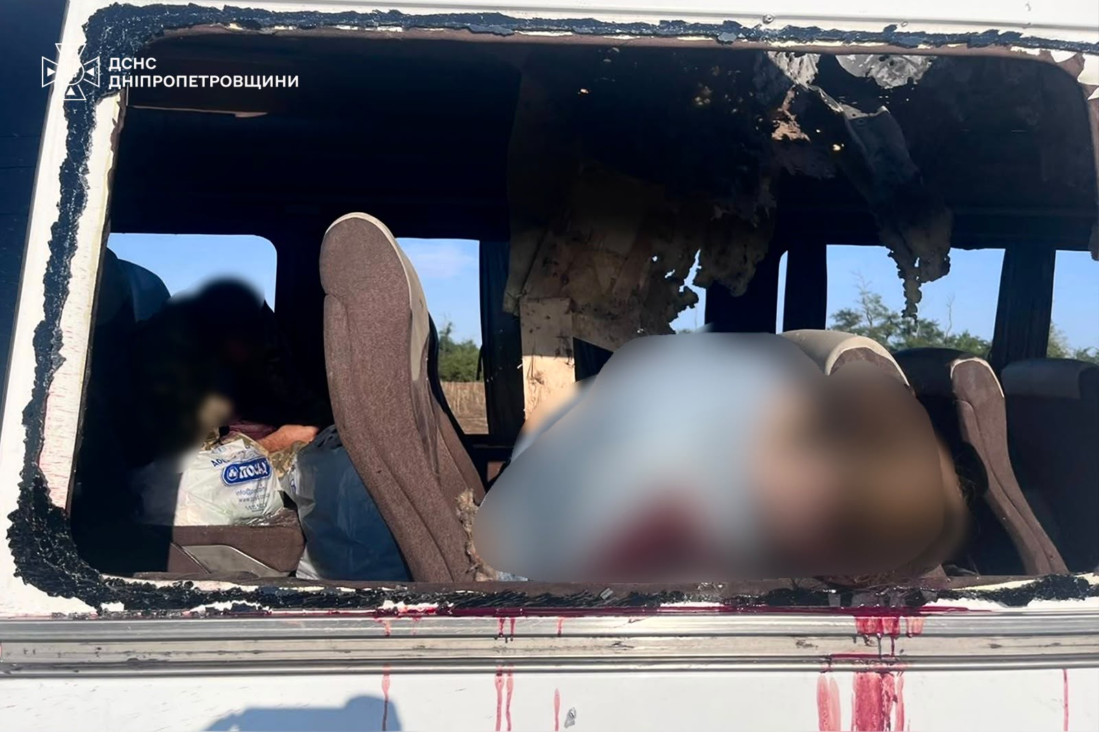 Смертельний удар по рейсовому автобусу на Нікопольщині: рятувальники показали наслідки фото 5