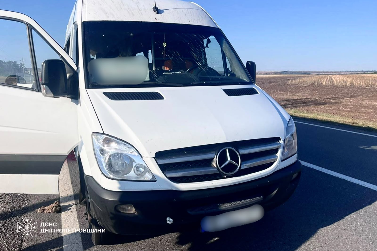Смертельний удар по рейсовому автобусу на Нікопольщині: рятувальники показали наслідки фото 6