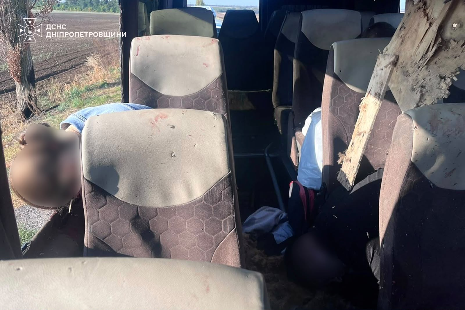 Смертельний удар по рейсовому автобусу на Нікопольщині: рятувальники показали наслідки фото 7