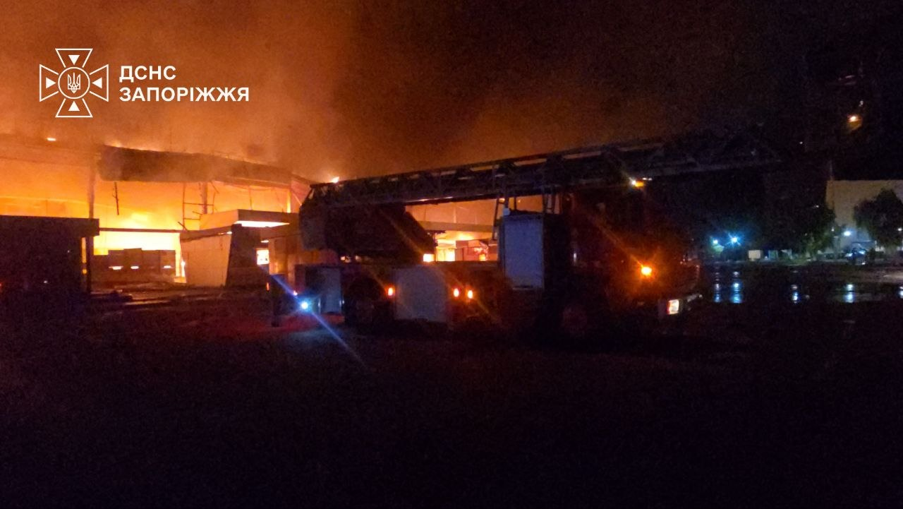 Удар по торгівельному центру у Запоріжжі: постраждала людина (фото) фото 3