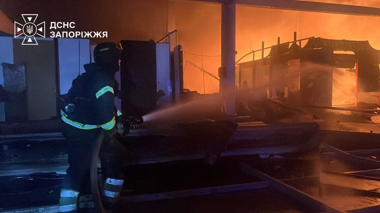 Удар по торгівельному центру у Запоріжжі: постраждала людина (фото) фото 7