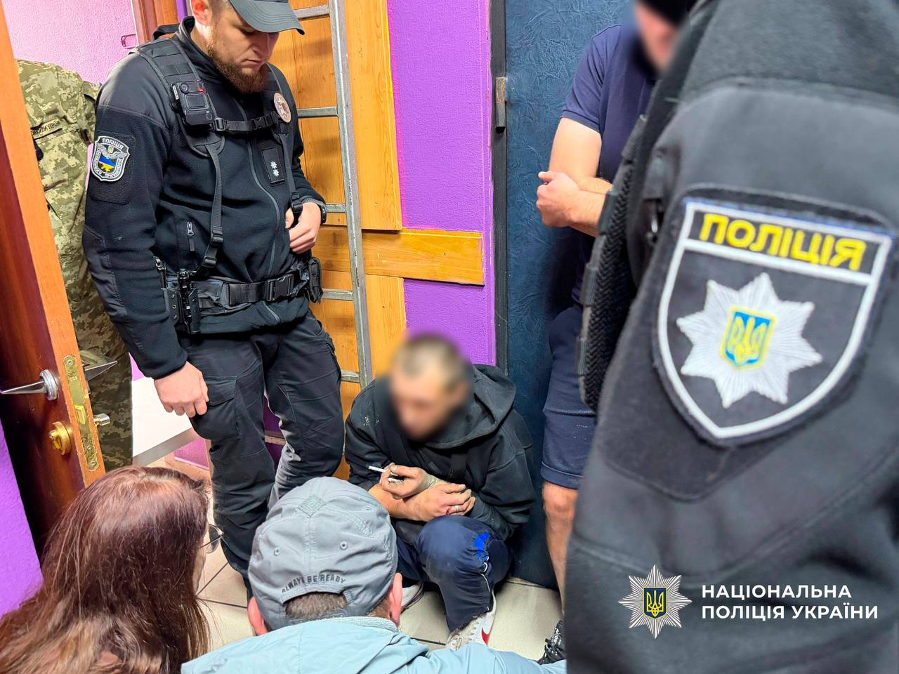 У столиці поліцейські врятували чоловіка, який хотів стрибнути з даху п’ятиповерхівки фото 1