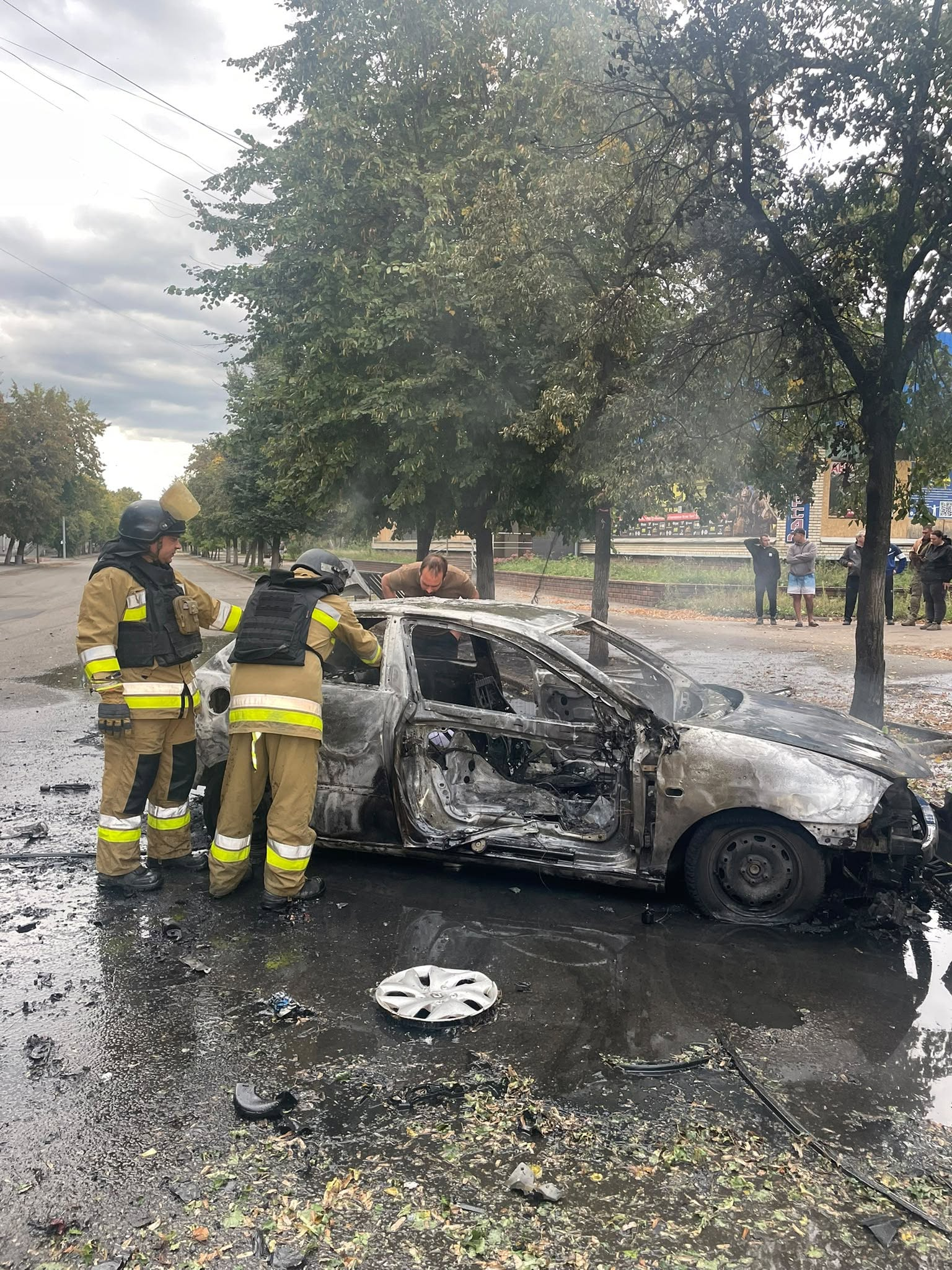 Окупанти атакували дроном авто іноземних журналістів у Слов’янську (фото) фото 2