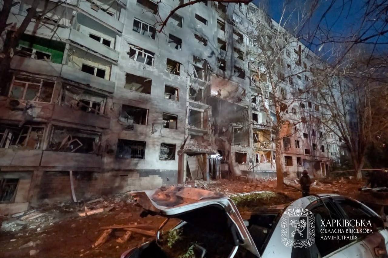Серед постраждалих – вісім дітей. З'явилися фото наслідків удару по Харкову фото 1