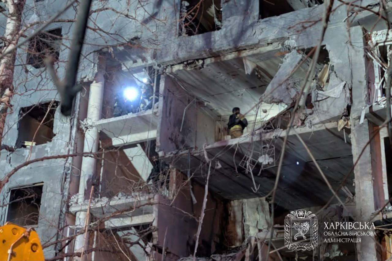 Серед постраждалих – вісім дітей. З'явилися фото наслідків удару по Харкову фото 2