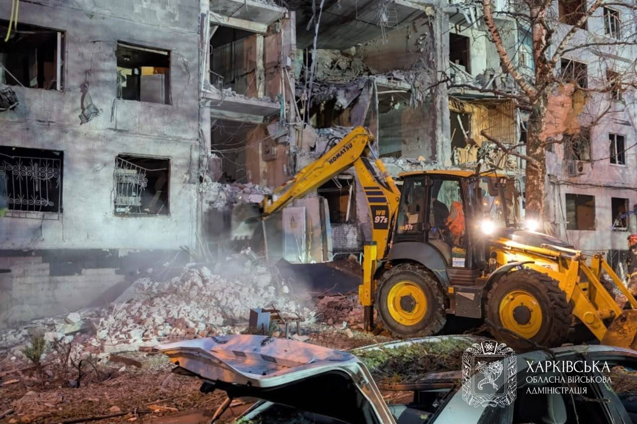Серед постраждалих – вісім дітей. З'явилися фото наслідків удару по Харкову фото 4