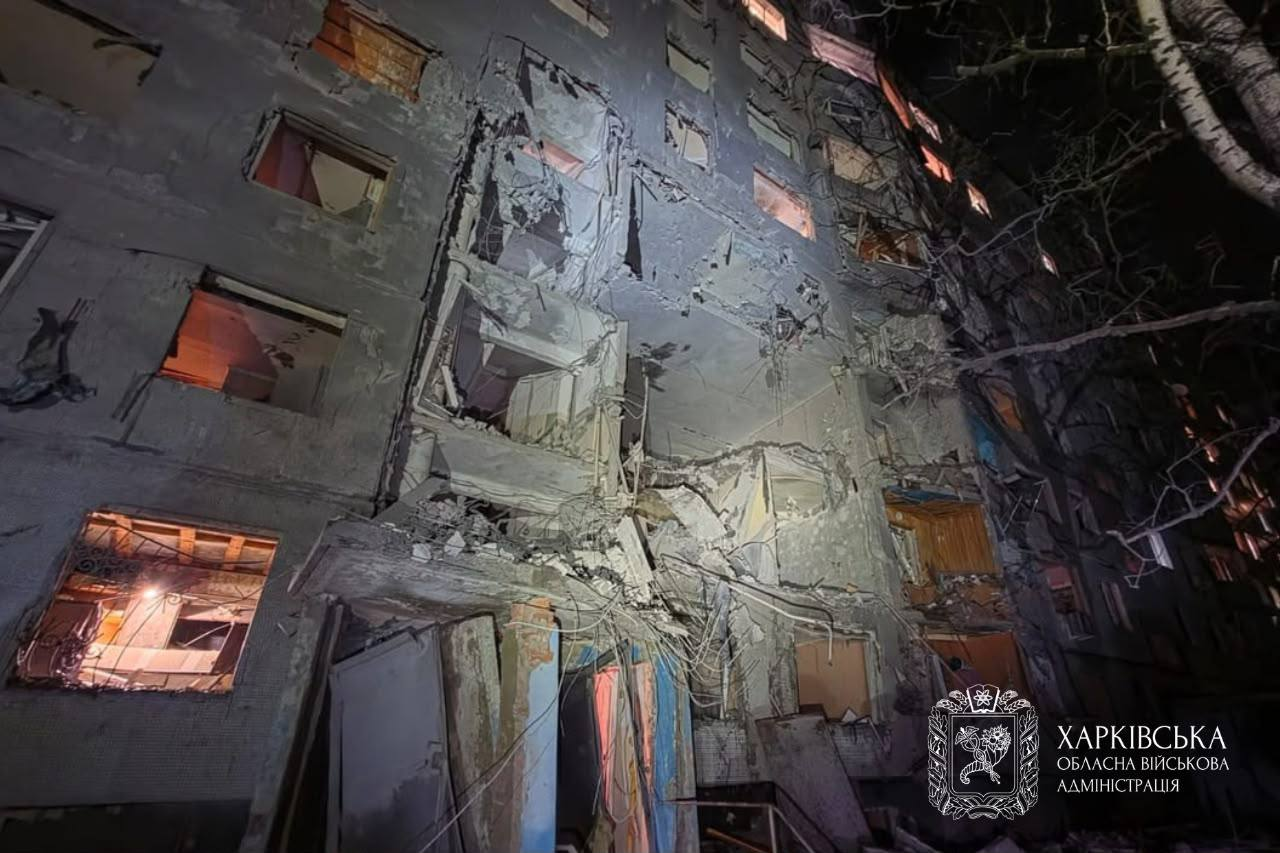 Серед постраждалих – вісім дітей. З'явилися фото наслідків удару по Харкову фото 5