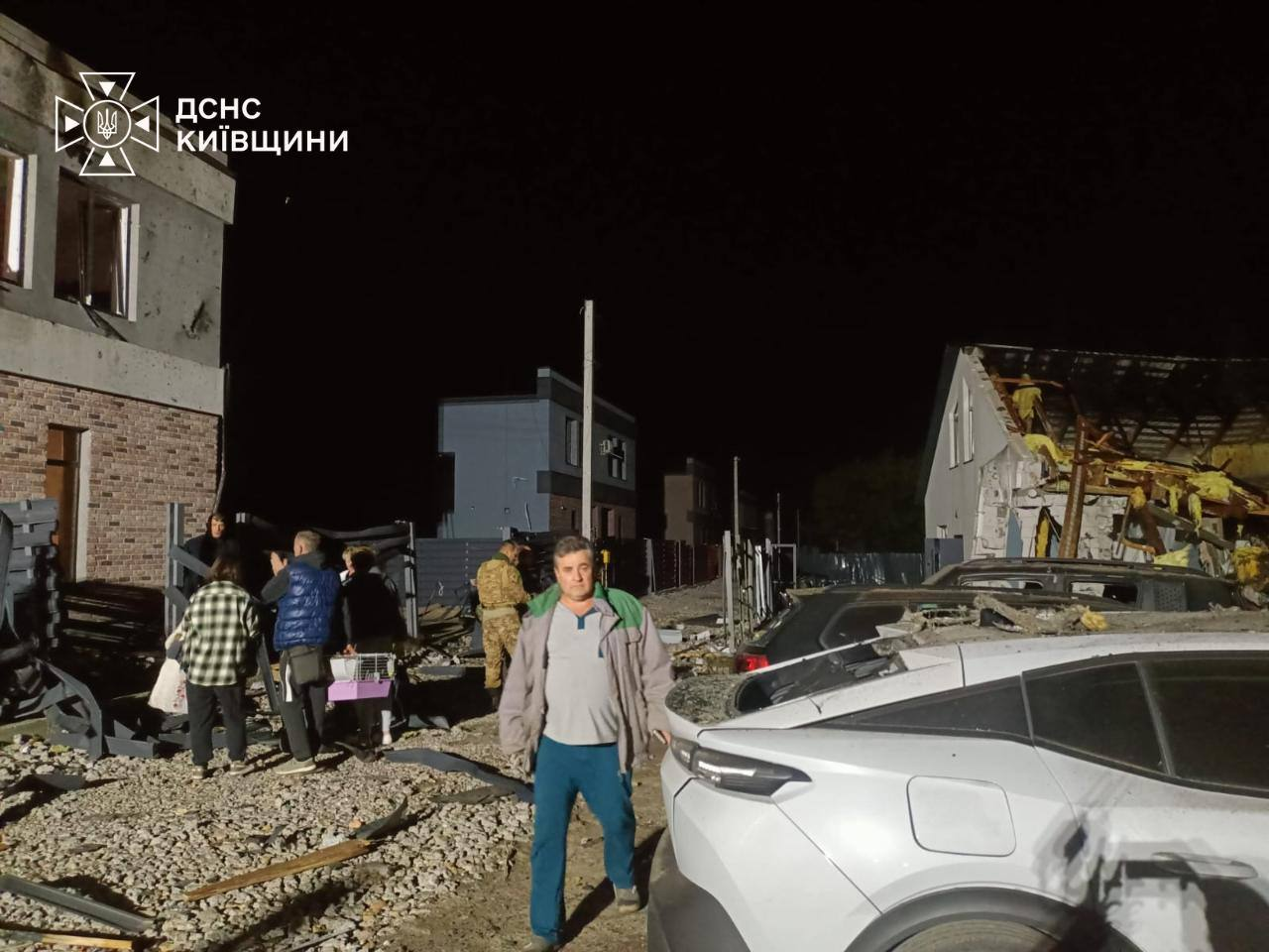 На Київщині надзвичайники врятували двох людей після російської атаки (фото) фото 1