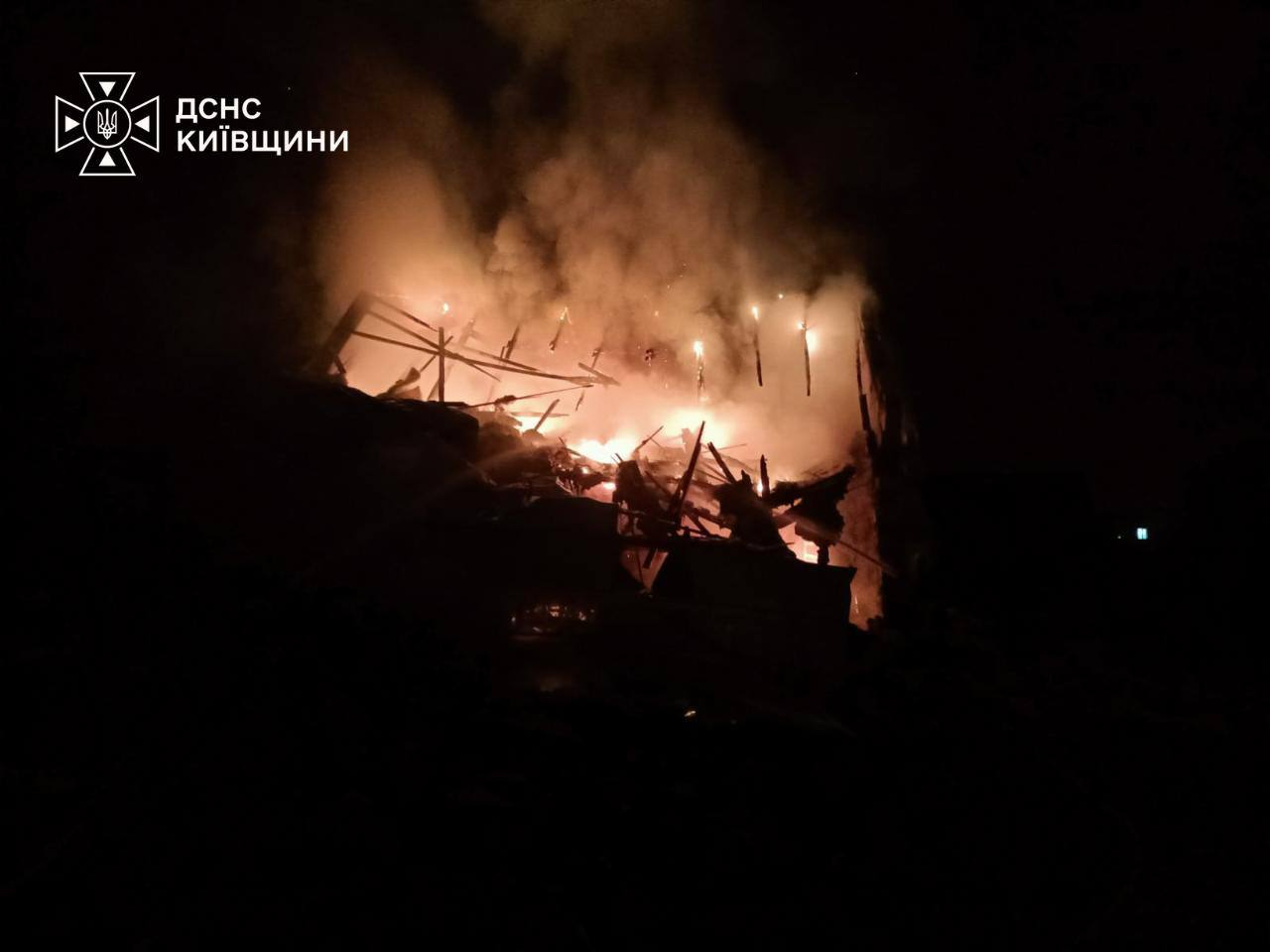 На Київщині надзвичайники врятували двох людей після російської атаки (фото) фото 2