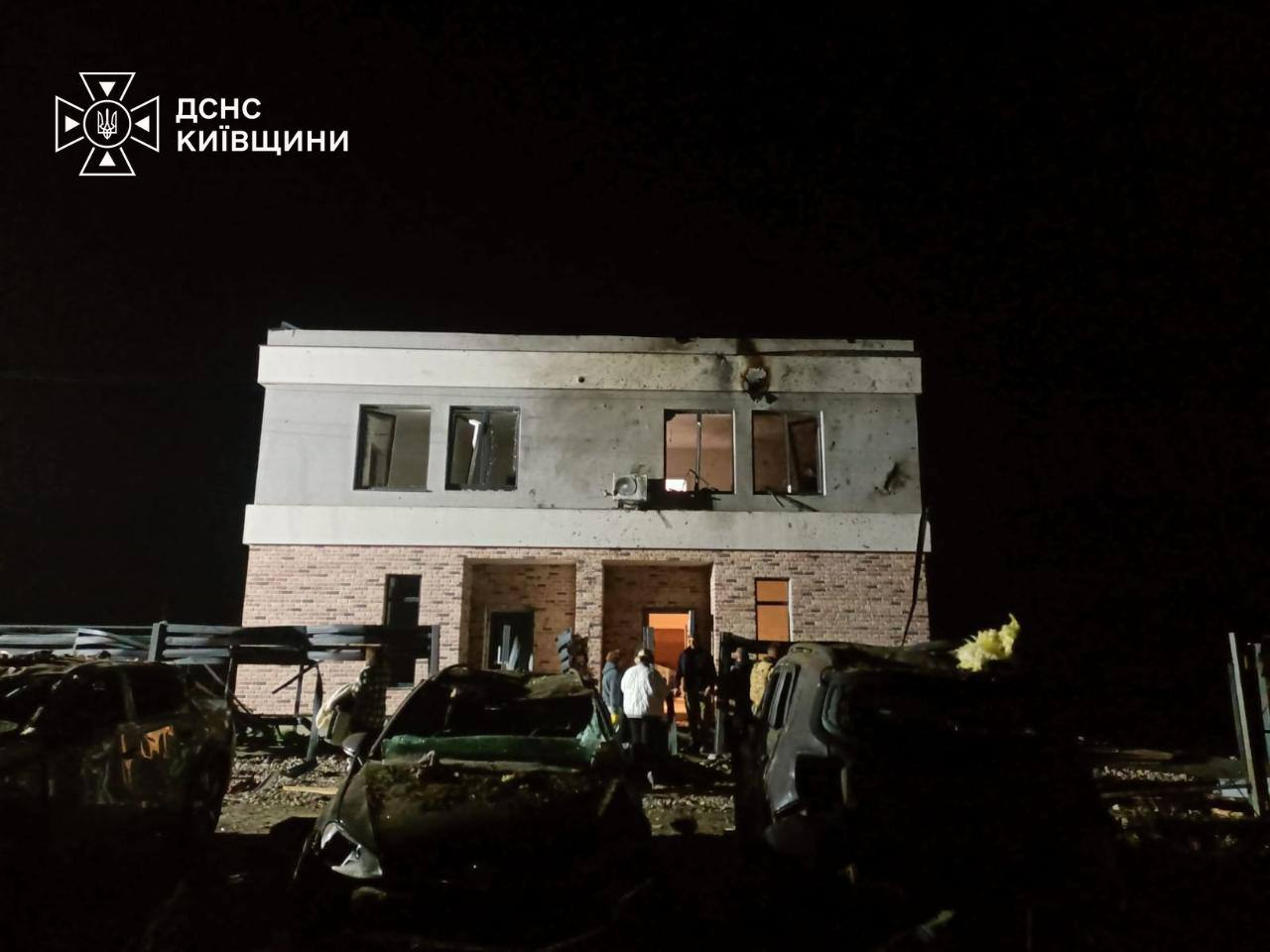 На Київщині надзвичайники врятували двох людей після російської атаки (фото) фото 3