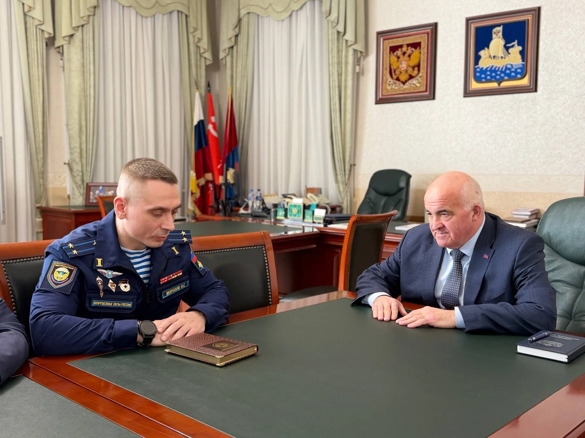 Олег Морозов, командир 331 полку, з губернатором Костромської області РФ