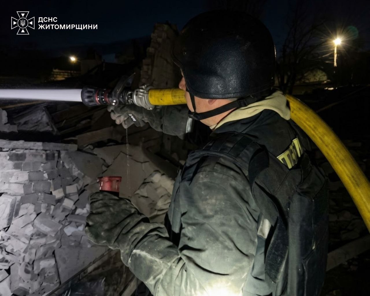 На Житомирщині через атаки РФ спалахнули пожежі на обʼєктах критичної інфраструктури фото 3