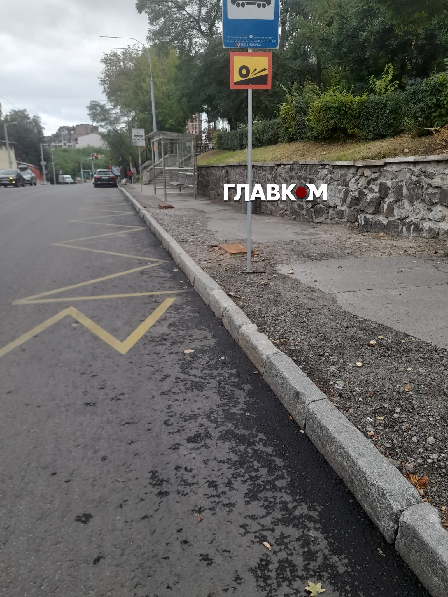На напівзруйнованій Лук’янівці з'явилися скляні зупинки: мережа обурена фото 1