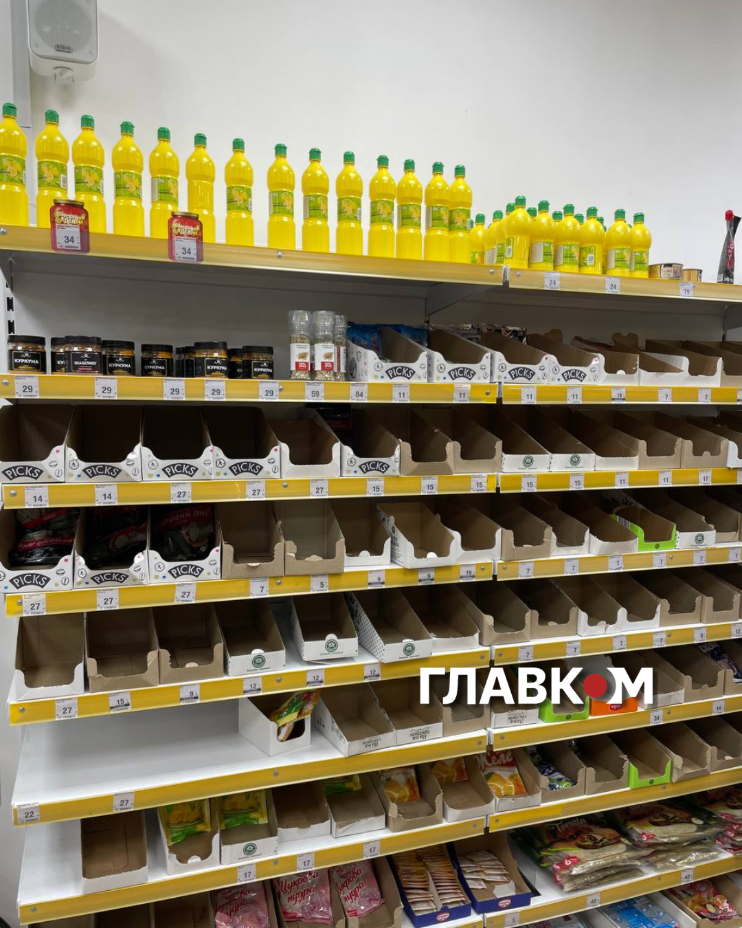Майже спорожніла полиця зі спеціями