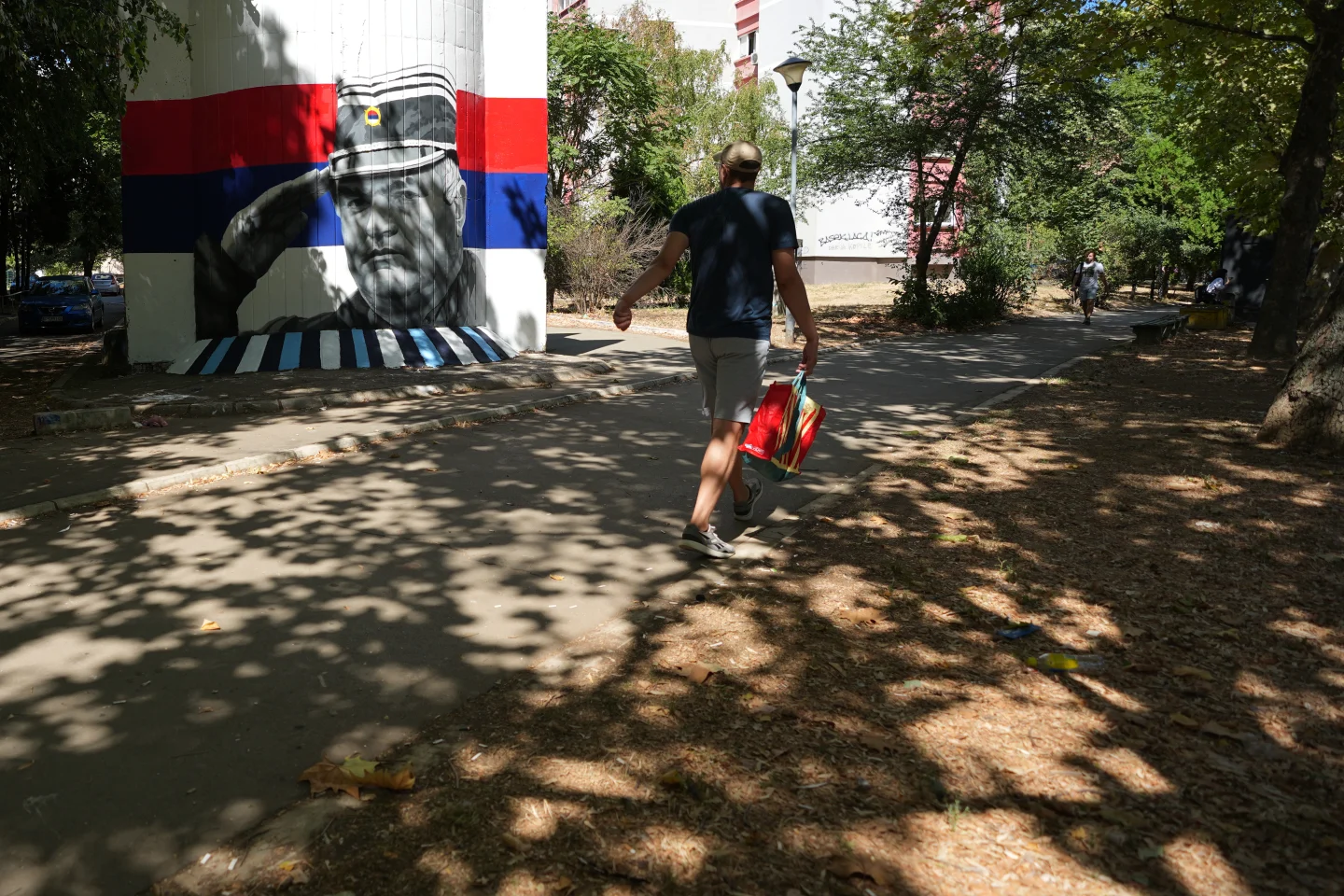 «Боснійський м’ясник»: труну Младича з почестями доставили до Сербії фото 2
