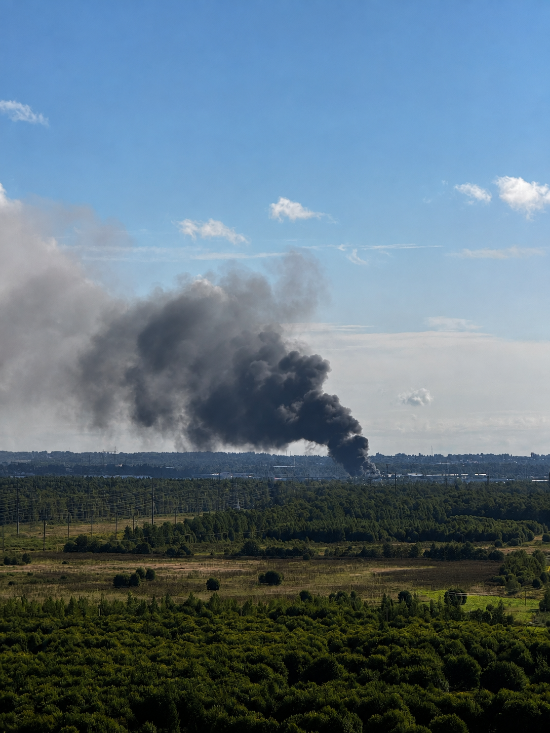Пожежа після вибуху поблизу Санкт-Петербурга