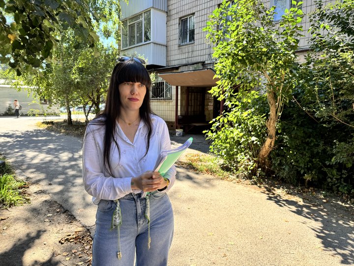 Катерина Іщенко показує десятки звернень до різних установ щодо вирішення проблеми із захаращеною квартирою сусідки