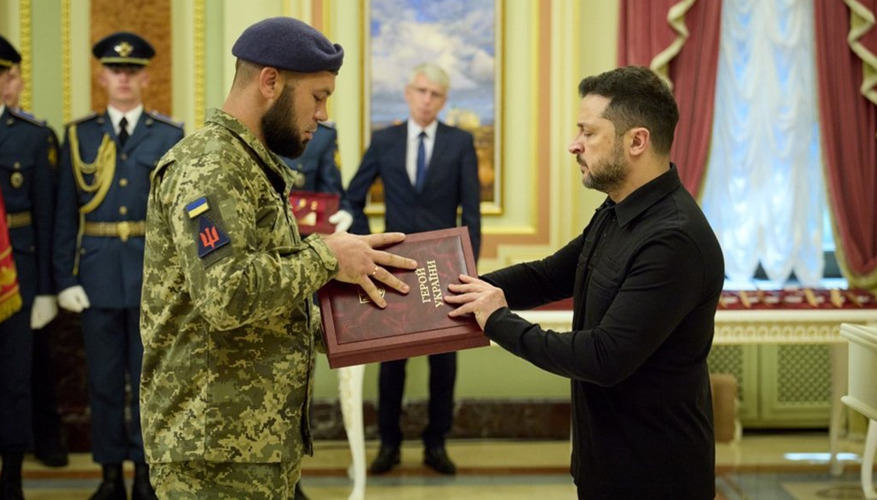 Президент Володимир Зеленський вручає Дмитру Грабовському найвищу державну нагороду – орден «Золота Зірка» та звання Героя України