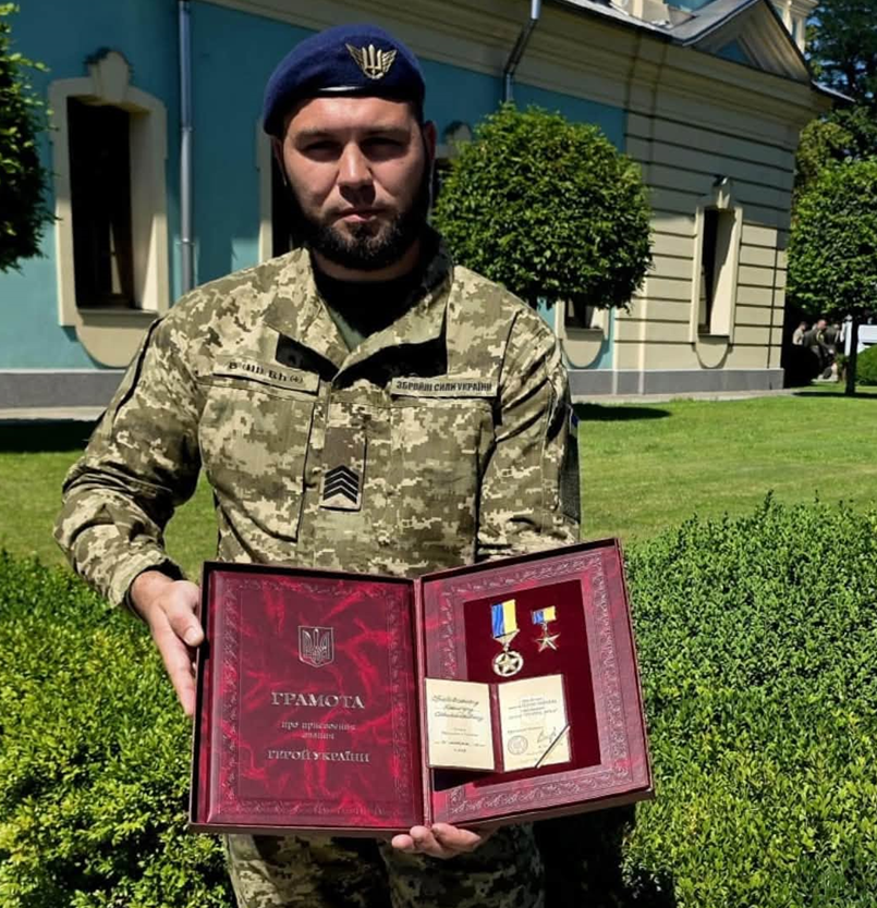 Дмитро Грабовський демонструє відзнаку Героя України, присвоєну за високу результативність