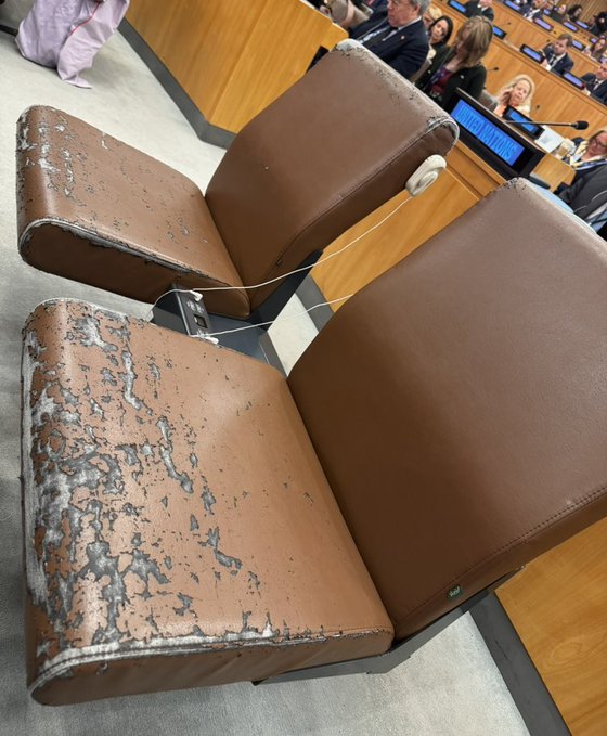 Кадри понівечених стільців у залі засідань Ради ООН