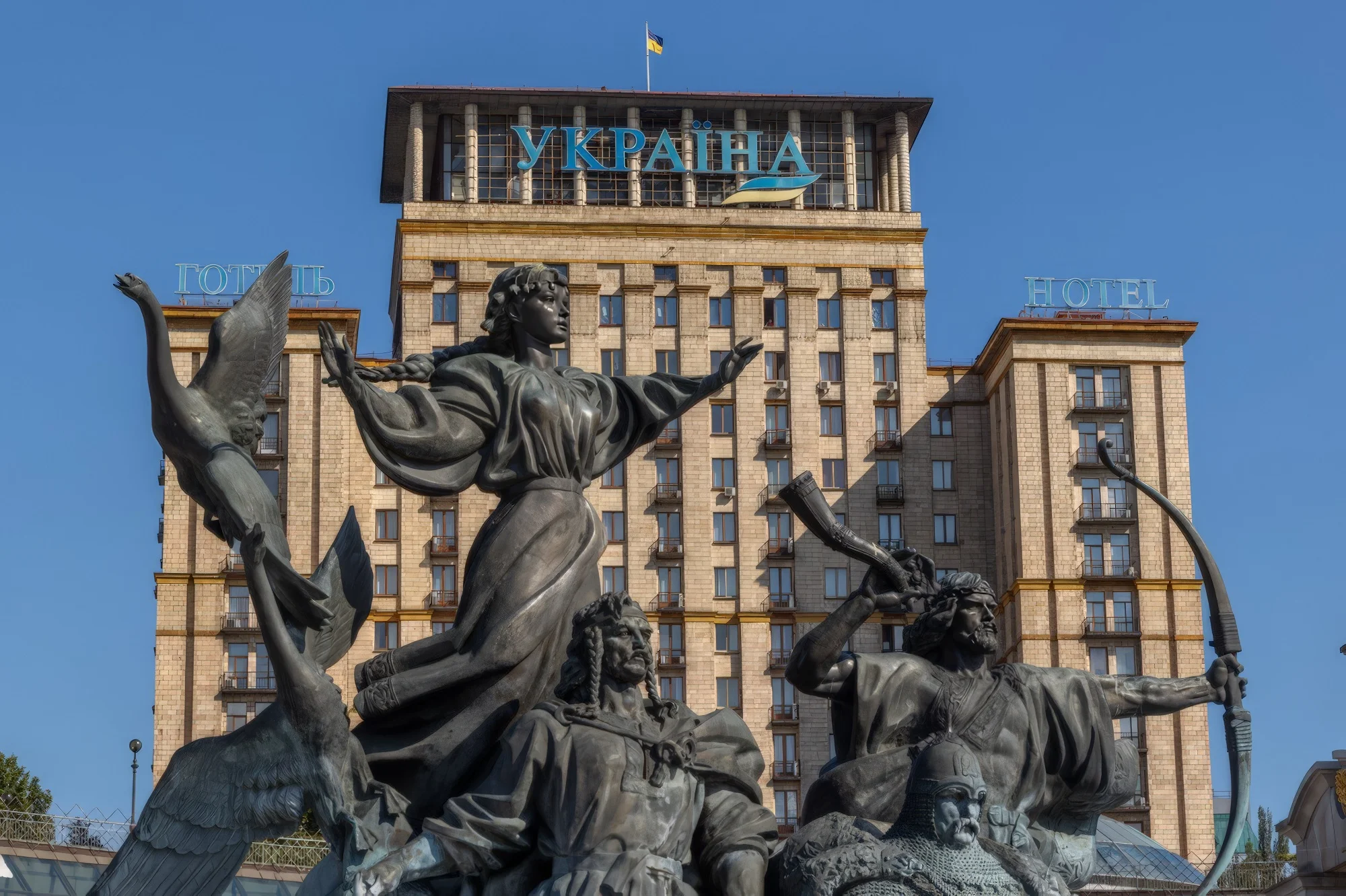 З верхніх поверхів готелю відкривається яскравий вид Майдан Незалежності