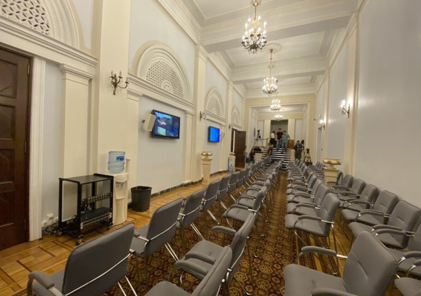 Частині депутатів доведеться перебувати під час засідань не в «Кінозалі», а на стільцях в холі по сусідству