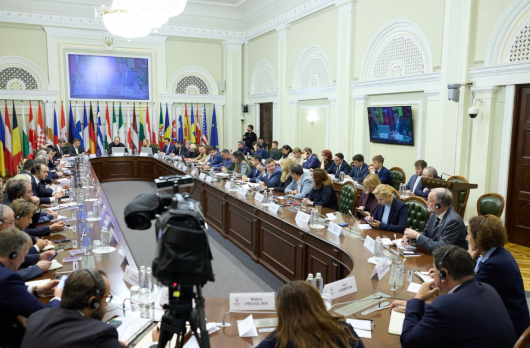 Одна з найбільш численних Погоджувальних рад у «Кинозалі» 14 вересня за участі прем’єра, урядовців, представників депутатських фракцій та груп, послів країн G7 та держав-членів ЄС