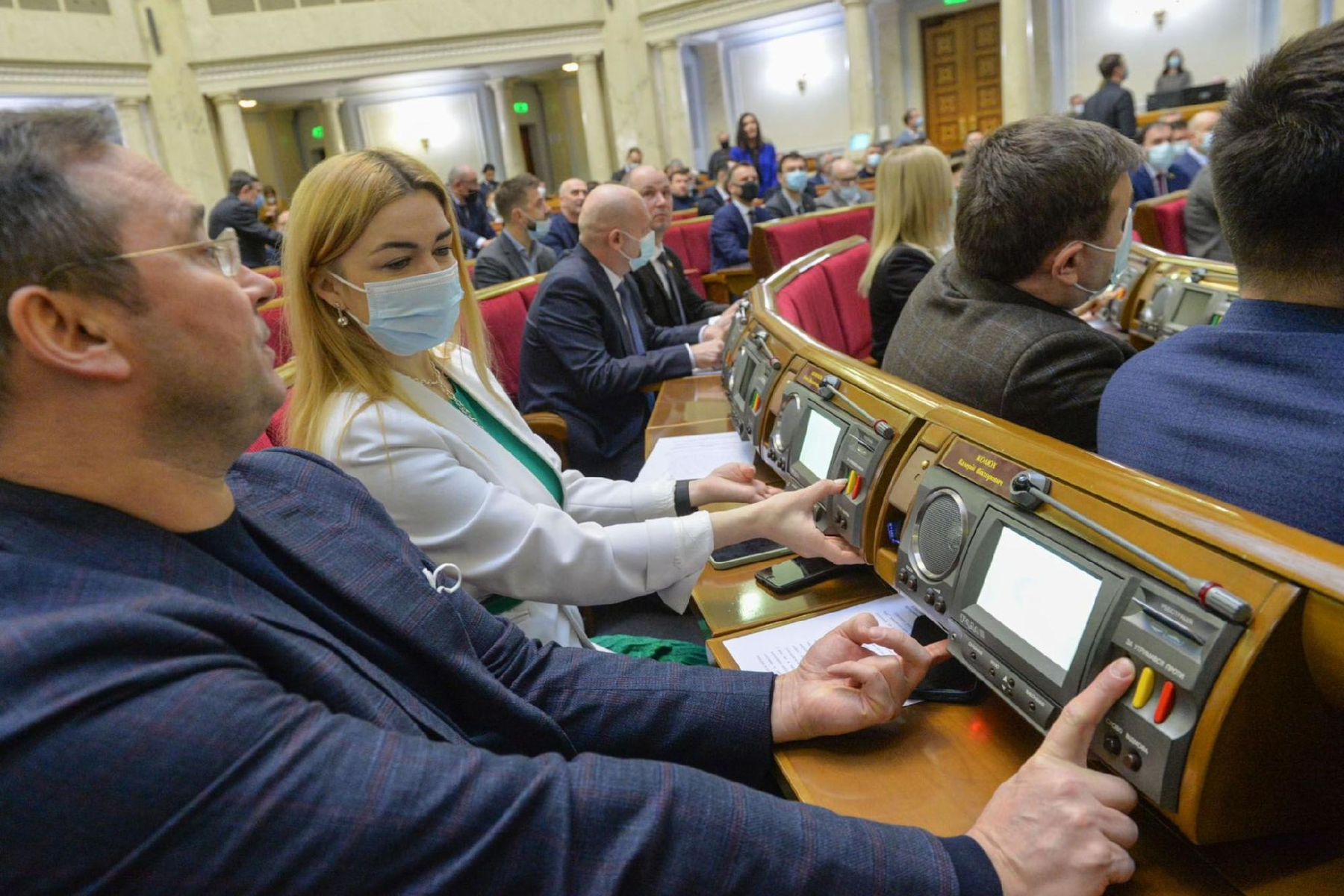 Сенсорна кнопка, яка унеможливлює голосування за сусідів, була запроваджена у Верховній Раді в 2021 році 