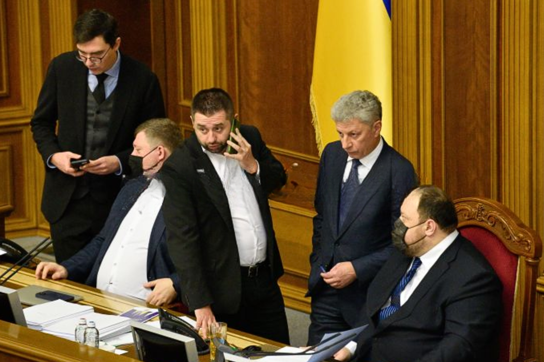 Керівник монобільшості Давид Арахамія неодноразово йшов назустріч «уламкам» ОПЗЖ (на фото у центрі – стоїть поруч з головою депутатської групи «Платформа за життя та мир» Юрієм Бойком)