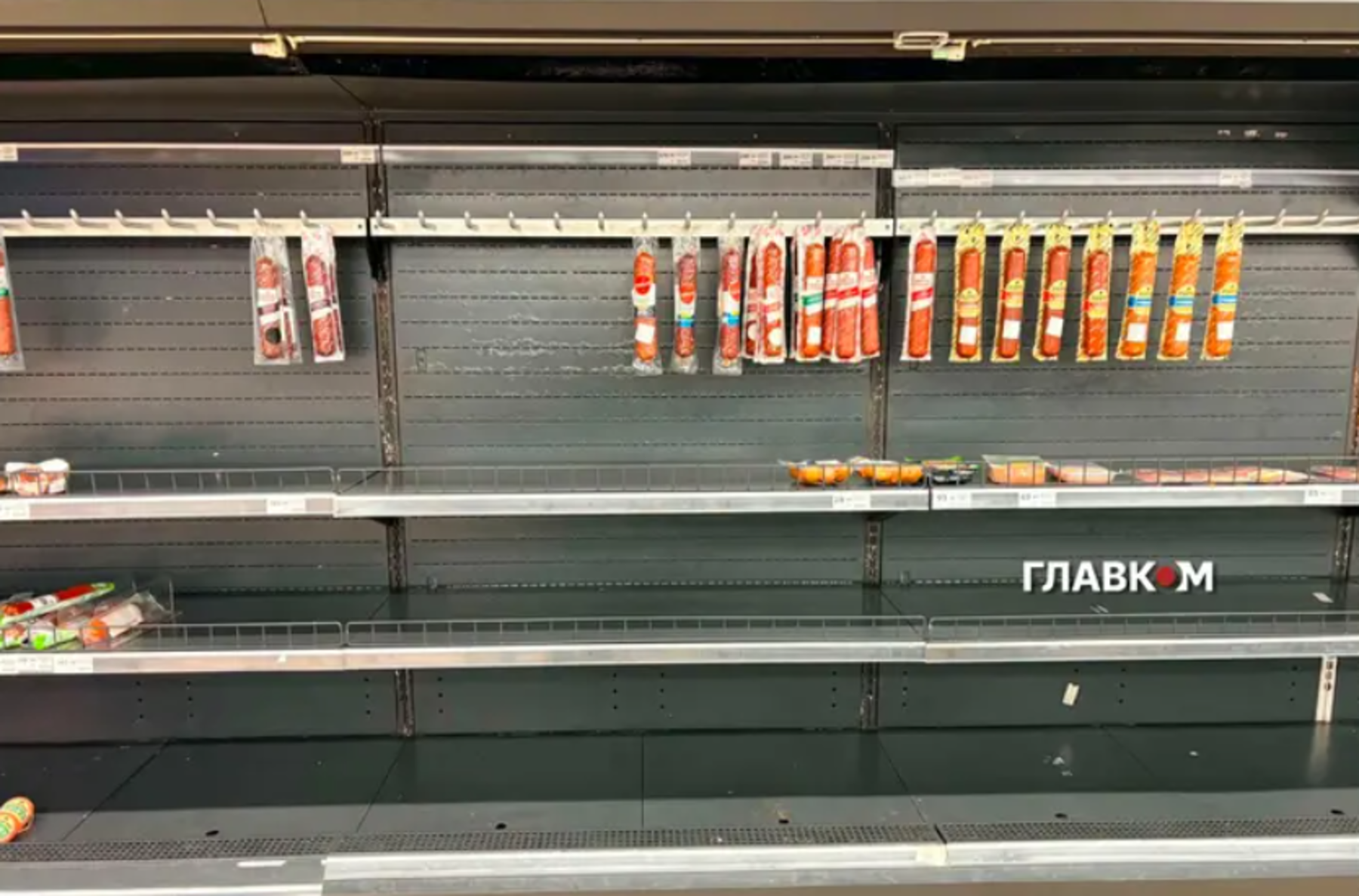 Порожні секції з ковбасними виробами у київському «Еко Маркеті»