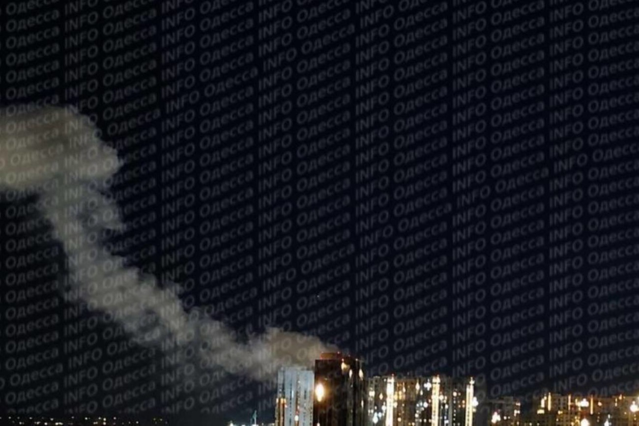 З пошкодженого будинку йде дим