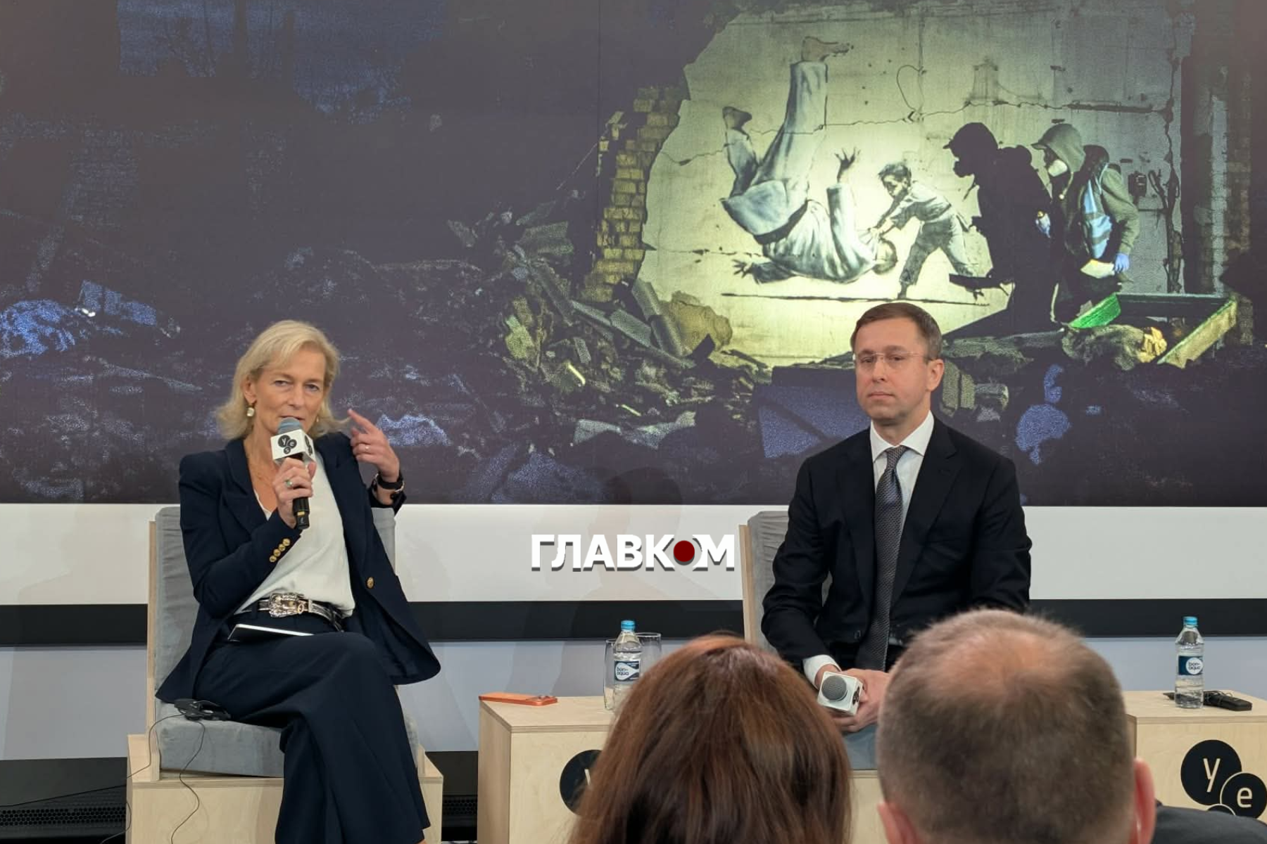 Прем’єр-міністр Сергій Корецький та модератор дискусії – головна редакторка видання The Economist Занні Мінтон Беддоус