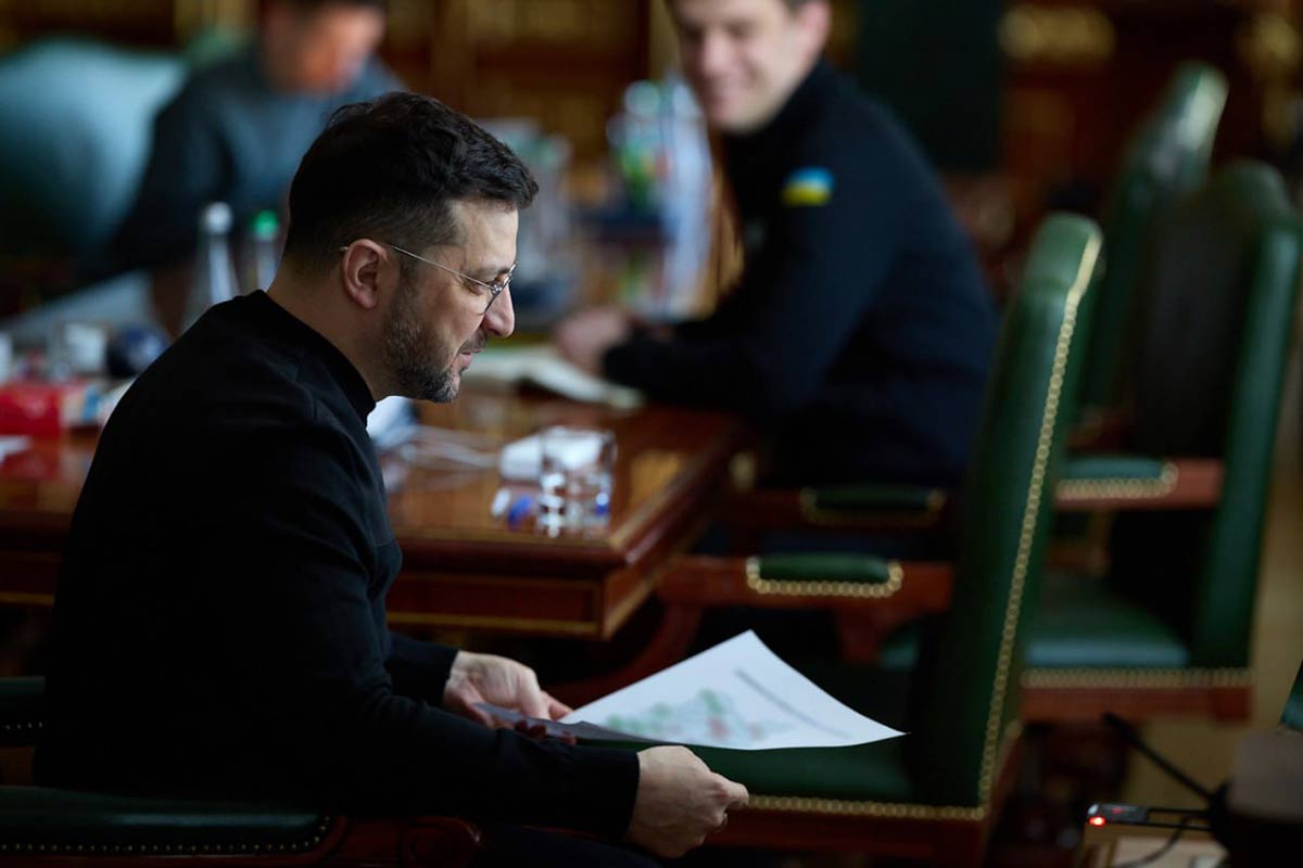 Керівники регіонів звітують про ситуацію з електрикою і теплопостачанням узимку 2026 року На задньому плані на фото з президентом – усміхнений начальник Запорізької ОВА Іван Федоров