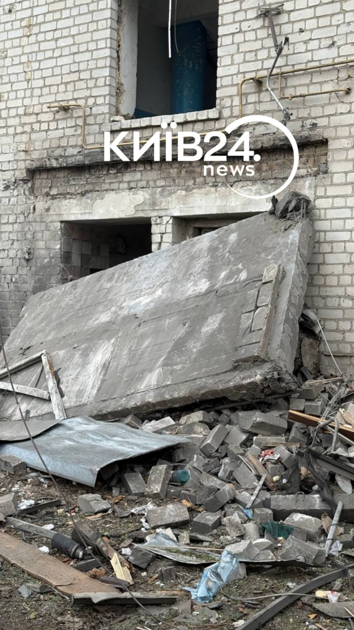 Обвалене піддашшя одного з під'їздів